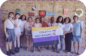 Membres do Coletive Não-Binárie unides